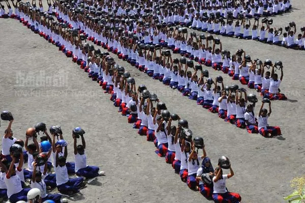 helmet - mahatma gandhi - school students - chennai 